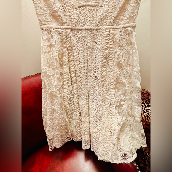 BCBGMAXAZRIA Off White Lace A-Line Dress with Zip Up Back, Size 0 - Picture 7 of 8